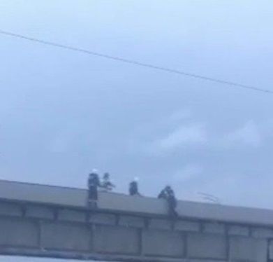 В Татарстане автоинспекторы спасли тридцатилетнего мужчину от падения с моста