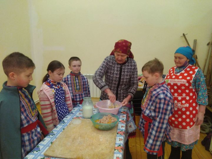 Школьники района научились печь "горячие перепечи из горящей печи"