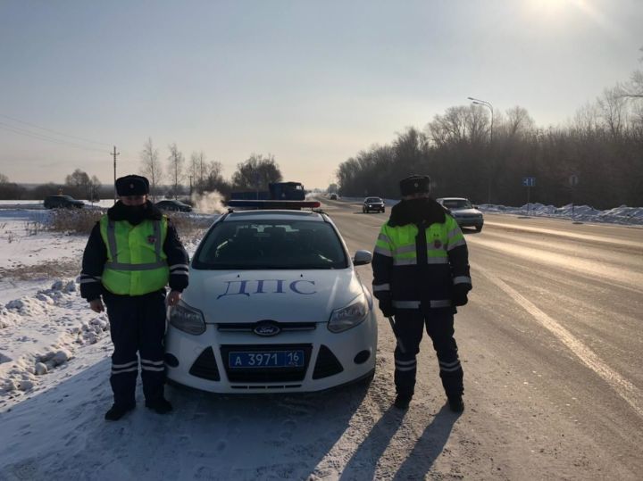 В Татарстане автоинспекторы помогли автоледи устранить серьезную неисправность