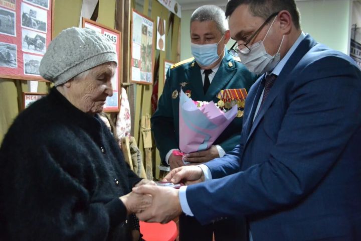 В Татарстане сестра фронтовика получила утерянную 70 лет назад медаль