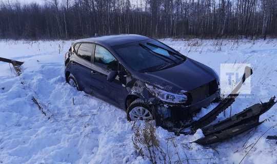 В Татарстане легковушка вылетела с трассы, пассажир получил травмы