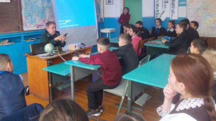 Участковый лесничий "Агрызского лесничества" Ирек Камаев провёл собрание членов школьного лесничества "Молодые лесоводы"