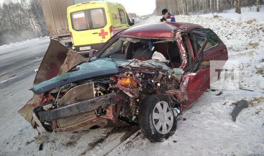 В Татарстане авто превратилось в груду металла после столкновения