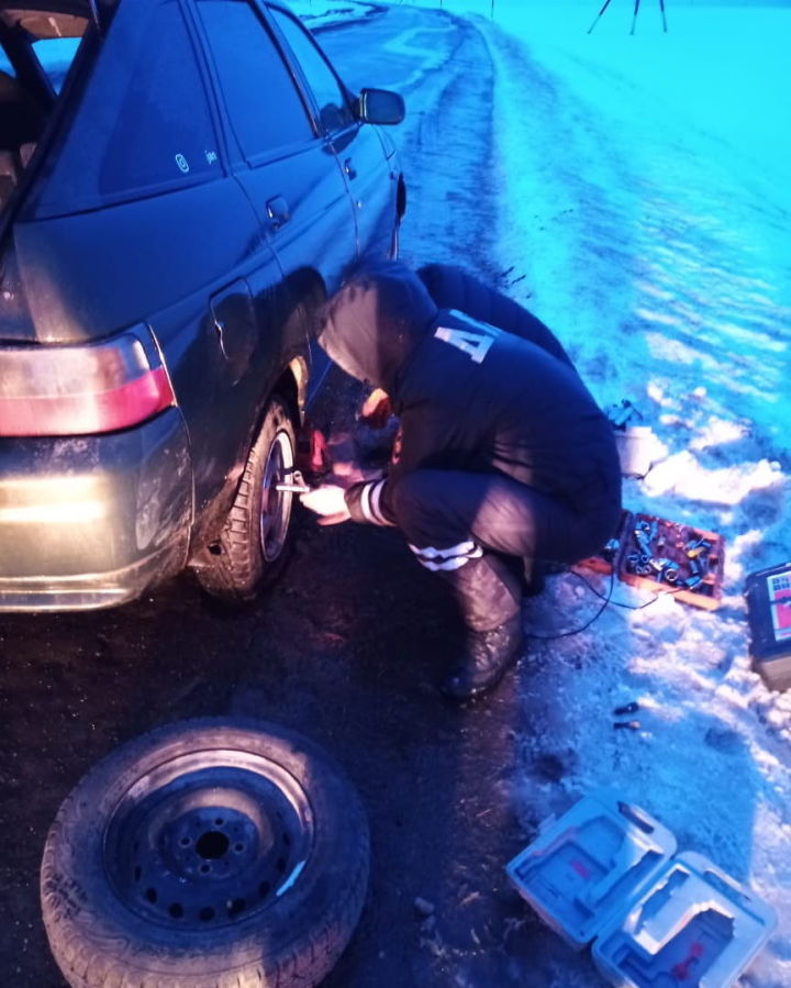 В Татарстане автоинспекторы помогли попавшему в беду водителю на трассе