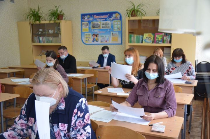 Родители агрызских школьников написали ЕГЭ по русскому языку