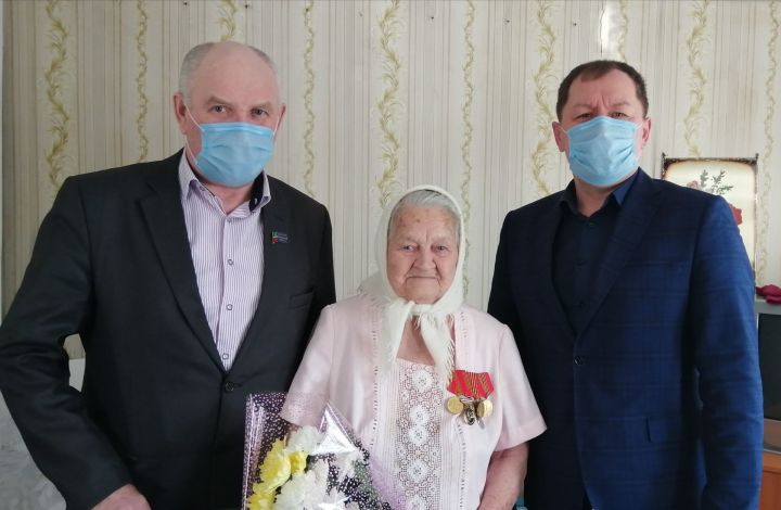 90 –летний юбилей отметила жительница села Красный Бор Фаина Зуева