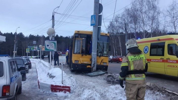 В Ижевске девять человек пострадали при столкновении автобуса