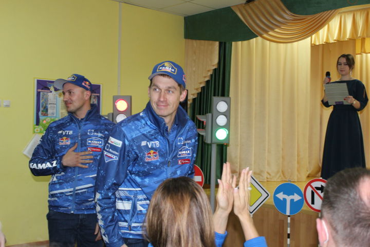 Чемпионнар – пилот Дмитрий Сотников һәм механик Илгиз Әхмәтҗанов яшь спортчыларны бүләкләделәр