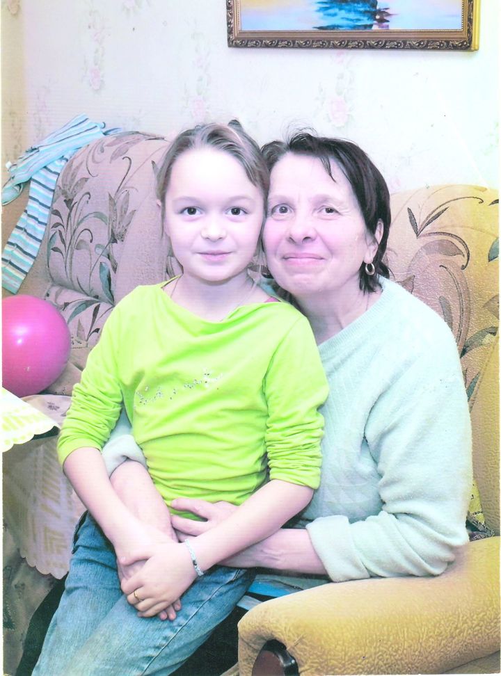 После смерти дочери Владимир и Нина Рассказчиковы воспитывают внучку Светлану