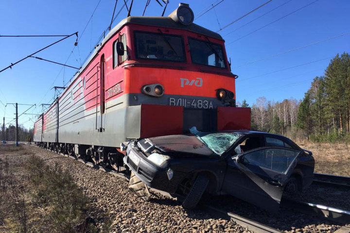 Три человека пострадали в результате столкновения локомотива и авто
