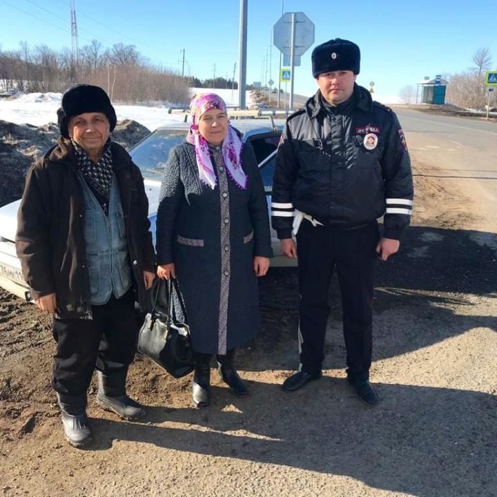 В Татарстане автоинспектор помог пожилой паре