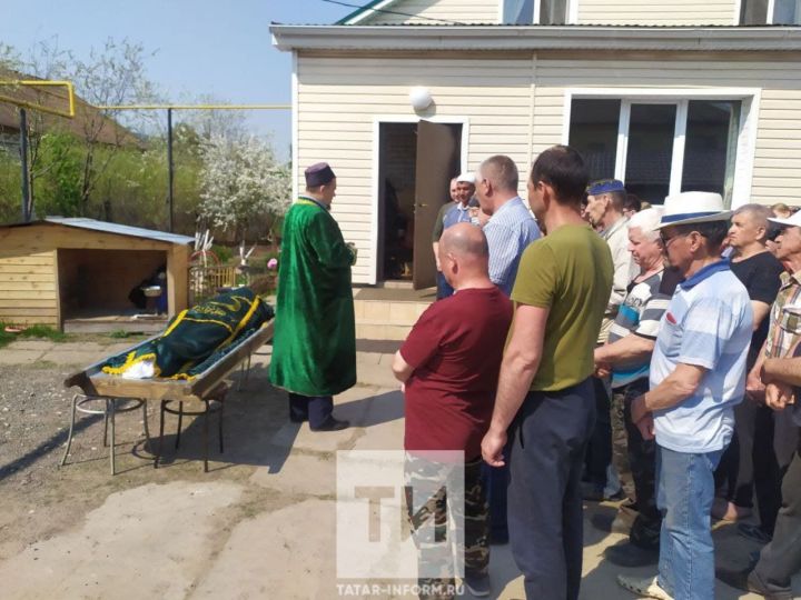 В Казани хоронят одного из погибших школьников