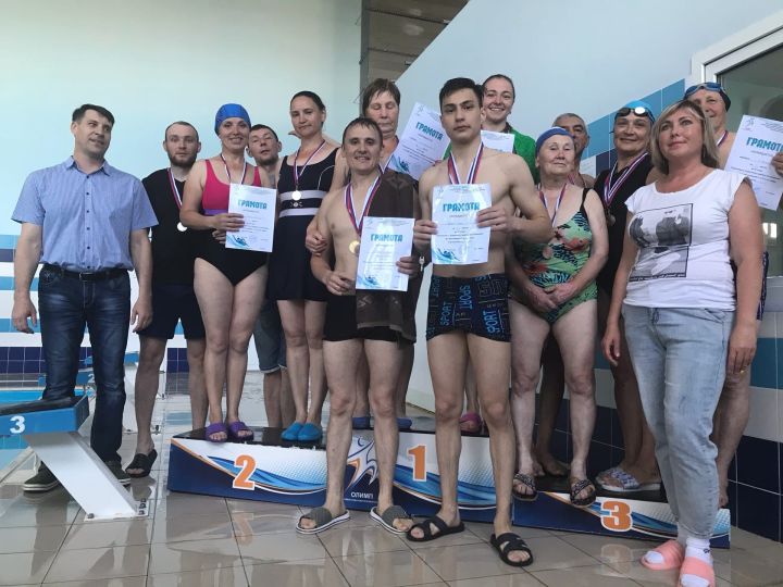 Организации города и сборные команды сельских поселений соревновались в плавании