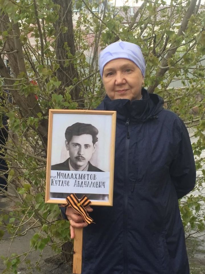 Лилия Кашапова с портретом отца ежегодно участвует в акции «Бессмертный полк»