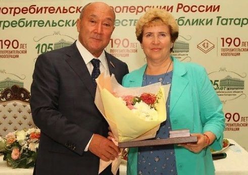 Марат Ахметов вручил награду жительнице Агрызского района