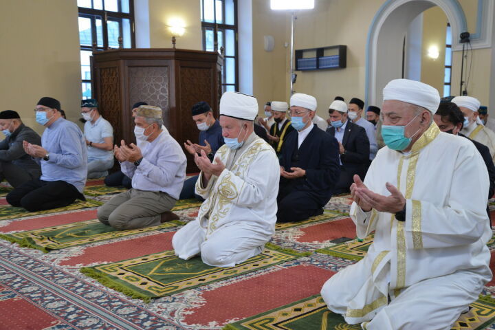 Президент РТ принял участие в праздничном намазе в честь Курбан-байрам в Галеевской мечети