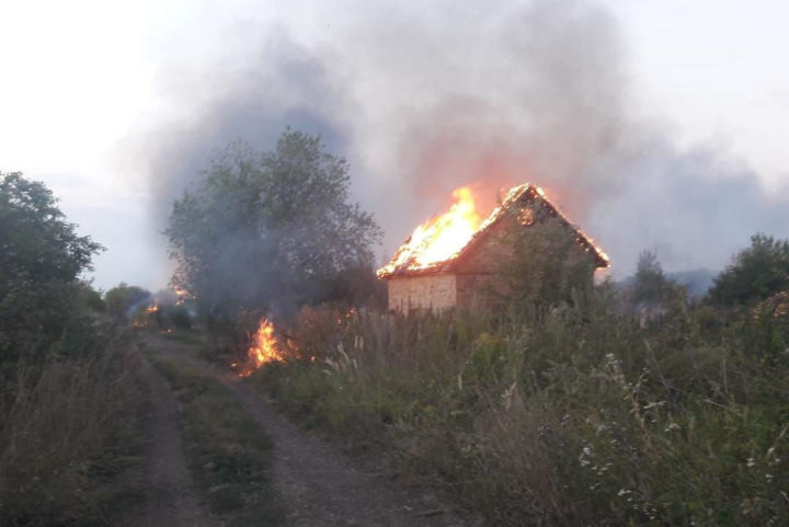 Три дома сгорели до тла