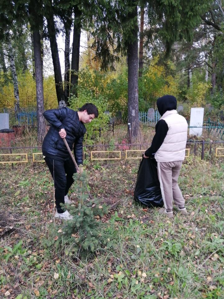 Активисты центра "Форпост" навели порядок на братской могиле