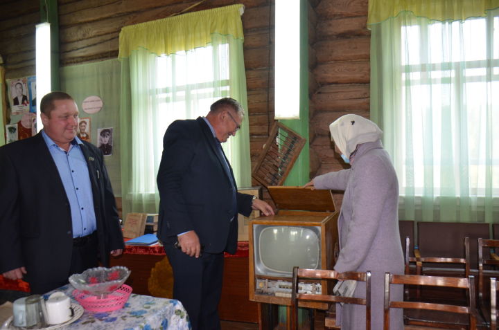 Руководители побывали в музее истории деревни «Сокровищница памяти»