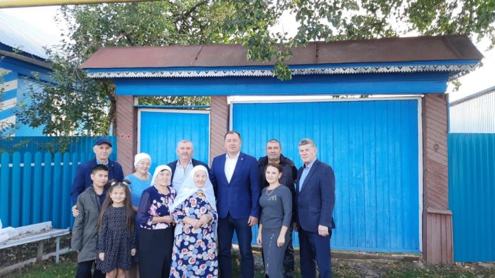 Глава района Азат Валеев поздравил Камилу Гильмутдинову с 90-летним юбилеем
