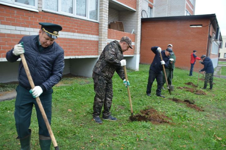 Глава Агрызского района принял участие в акции по озеленению города (ФОТО)