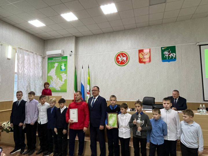Глава района наградил юных футболистов Агрыза