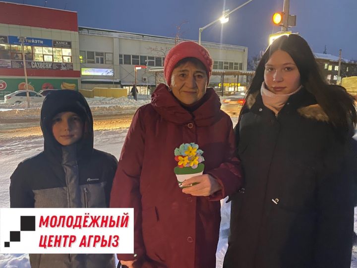 Активисты молодежного центра поздравили жительниц Агрыза с Днем матери