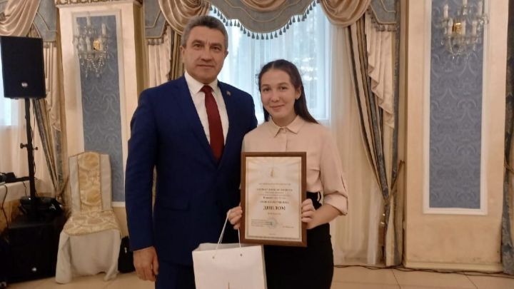 Министр образования и науки РТ лично поздравил Гульназ Мукминову