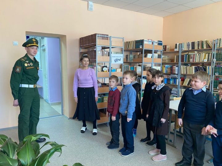 Дембель Дамир Низамбиев посетил родную школу в Кучуково