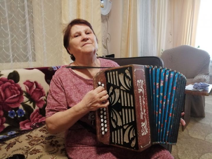 Фаруза Гимазова – единственная гармонистка в Новом Аккузине.