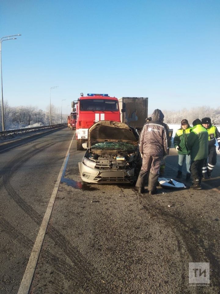 ДТП в Татарстане: легковушка столкнулась лоб в лоб с грузовиком