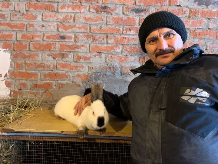 Жители деревни Хор. Ключ Фарида и Сергей АРТЕМЬЕВЫ встречают Год Кролика, или по-другому Год Кота, с 92 кроликами и 13 кошками