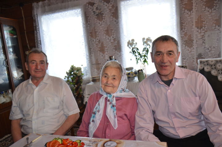 Гульчира Каримова из Агрыза в 87 лет сама окучивала картофель