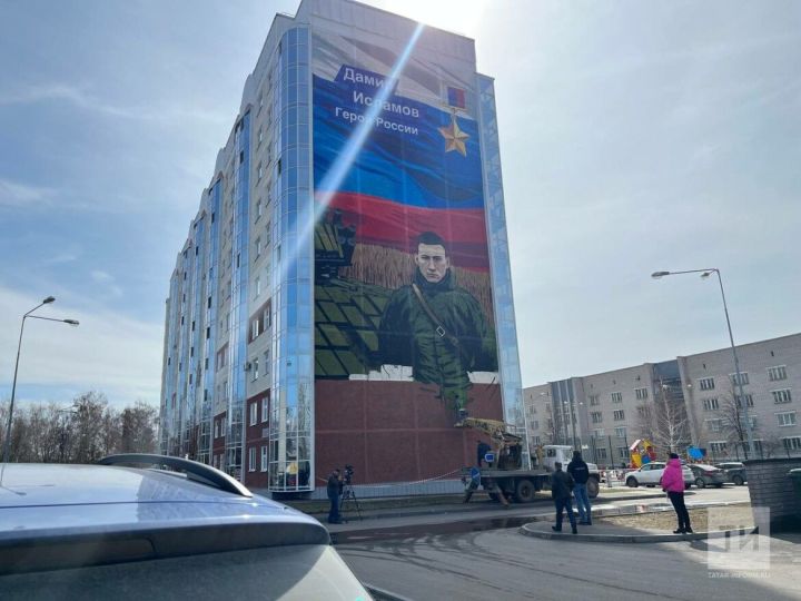 В Казани на фасаде дома появился портрет Героя России Дамира Исламова