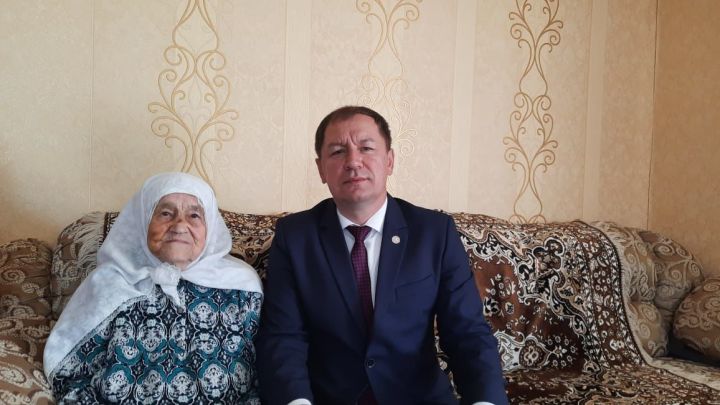100-летняя Магинур Губашева из Агрыза надеется, что народный артист Салават Фатхутдинов исполнит свое обещание