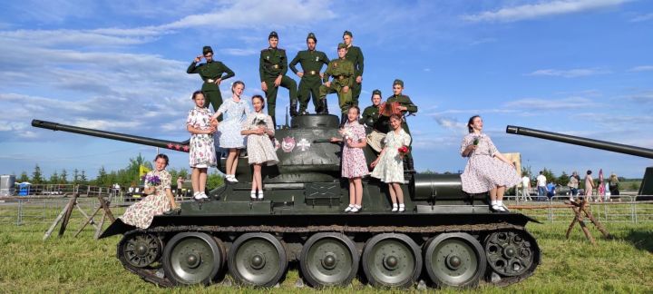Педагоги Иж-Бобьинской школы, школьники и их родители посетили фестиваль «Военные игры "Элбэдэн"»