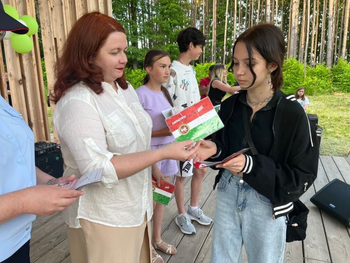 Агрызским школьникам торжественно вручили паспорта в День молодежи