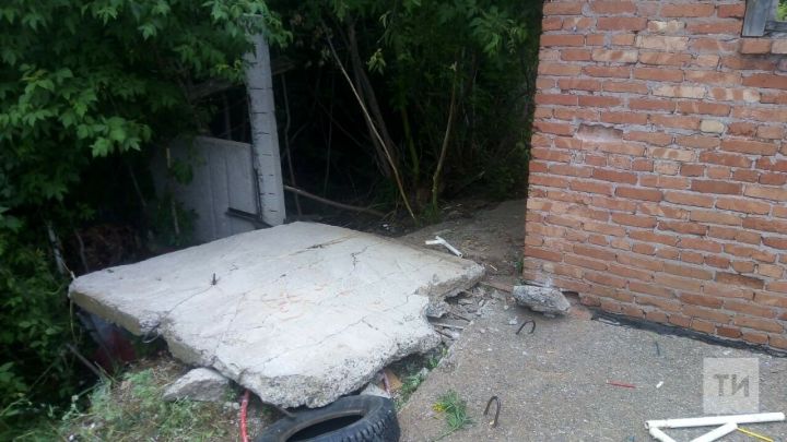 В Татарстане маленькую девочку насмерть придавило упавшей бетонной плитой