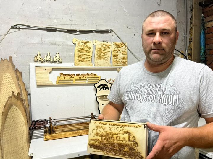 Денис Еремин из Агрыза вырезал из дерева серию тепловозов к Дню железнодорожника
