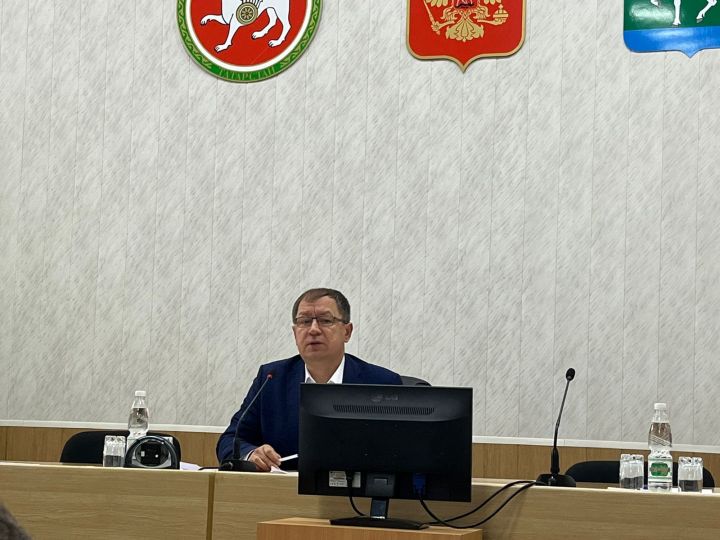 Глава района Азат Валеев провел оперативное совещание по запуску тепла