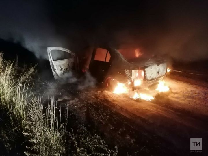 В Татарстане в поле сгорел легковой автомобиль