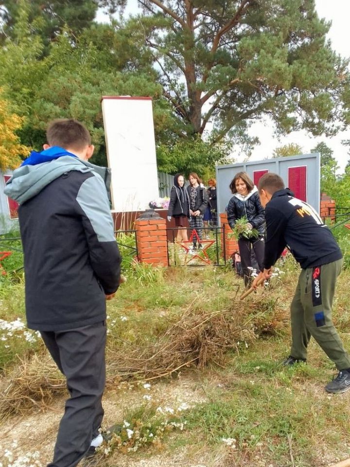 Юнармейцы Терсинской школы провели субботник у памятника участникам ВОВ