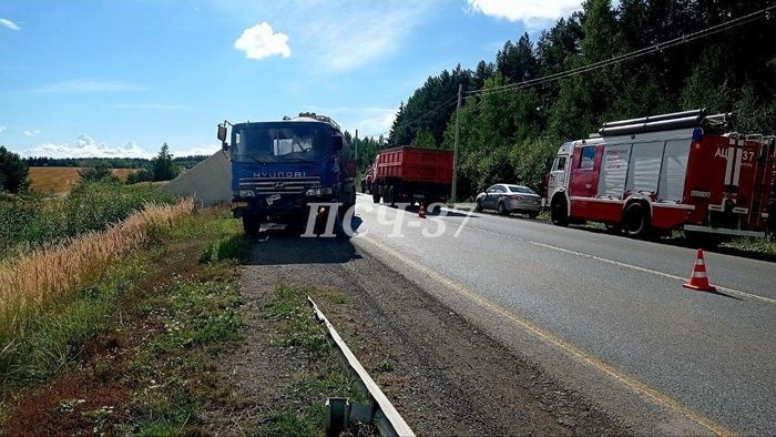 «Взорвались бы оба»: два грузовика столкнулись недалеко от Агрыза