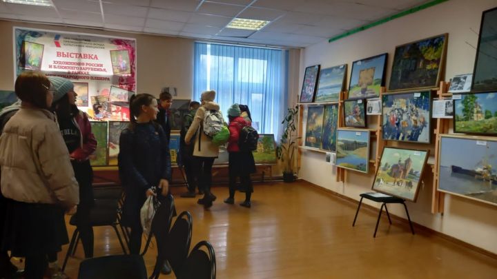 Жителям Сарсак-Омги представили выставку картин известных художников