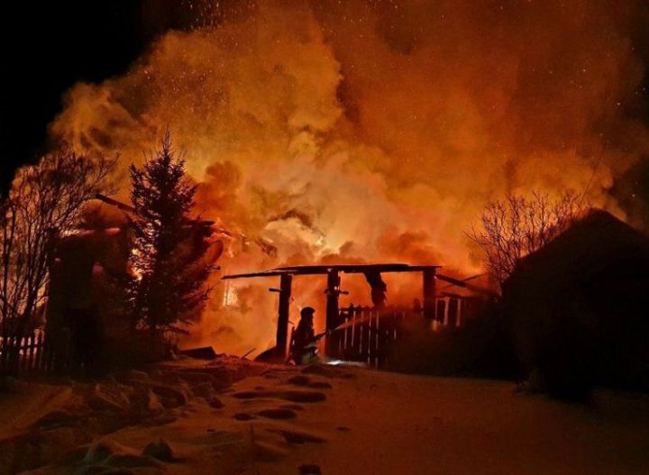 Ночной пожар уничтожил деревенскую усадьбу недалеко от Агрыза