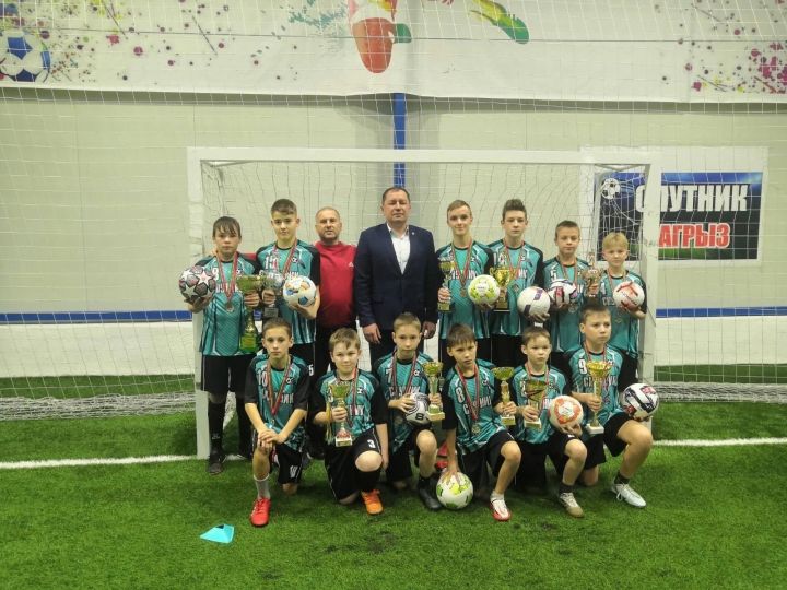 Азат Валеев вручил комплекты новой спортивной формы футболистам Агрыза