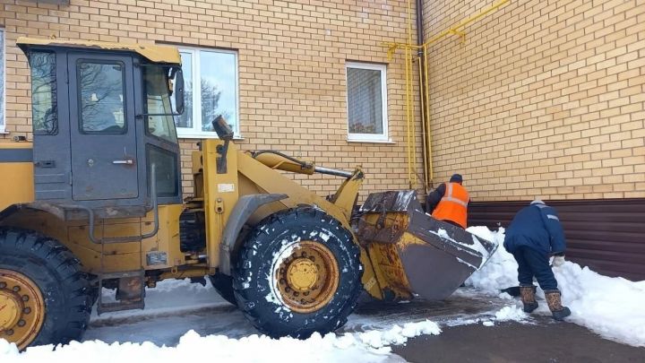 В Агрызе продолжается активная уборка снега