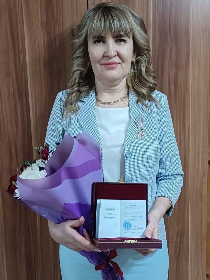 Василя Сафиуллина награждена медалью «За доблестный труд»