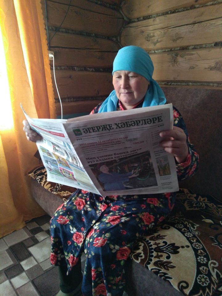 Депутат Эдуард Шарафиев с зоны СВО подарил матери мобилизованного подписку на газету «Агрызские вести»