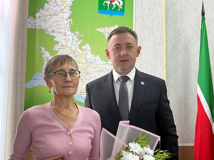 Глава Агрызского района торжественно наградил Людмилу Тукмачеву